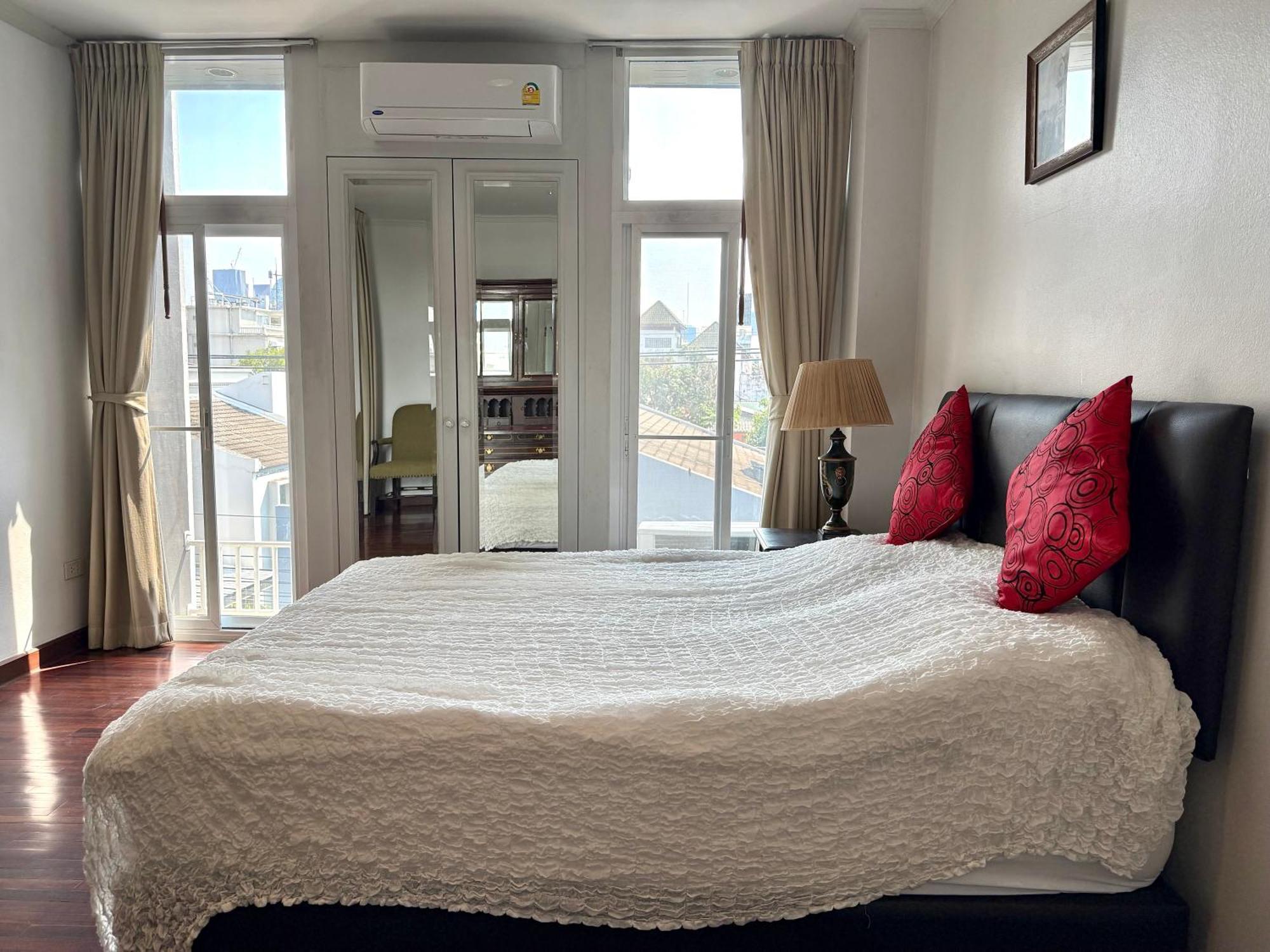 Samsen Suites Spacious 2Br Contemporary Thai Style Бангкок Экстерьер фото